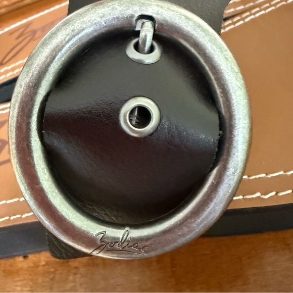 NEW Zodiac Women's Jadon T-Strap Buckled
Platform Sandals thong silver buckle - Picture 10 of 10